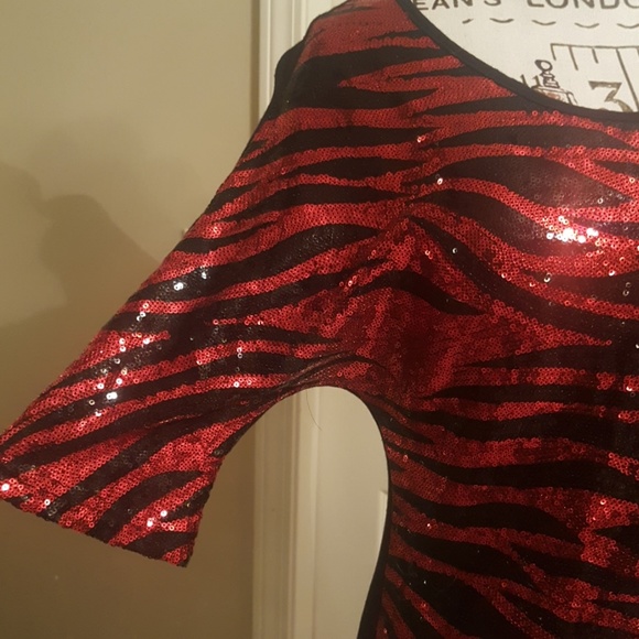 Asymmetrical Sequin red & black zebra print top - Picture 5 of 8